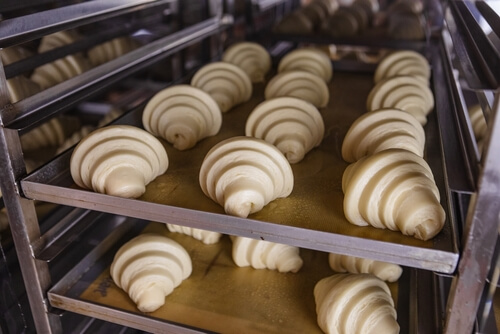 קרואסונים בתבנית אפיה בתוך התנור